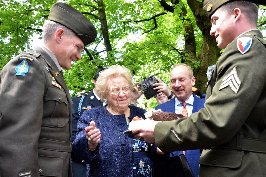 US Army Replaces Birthday Cake Stolen From Italian Girl in 1945, 77 Years Later