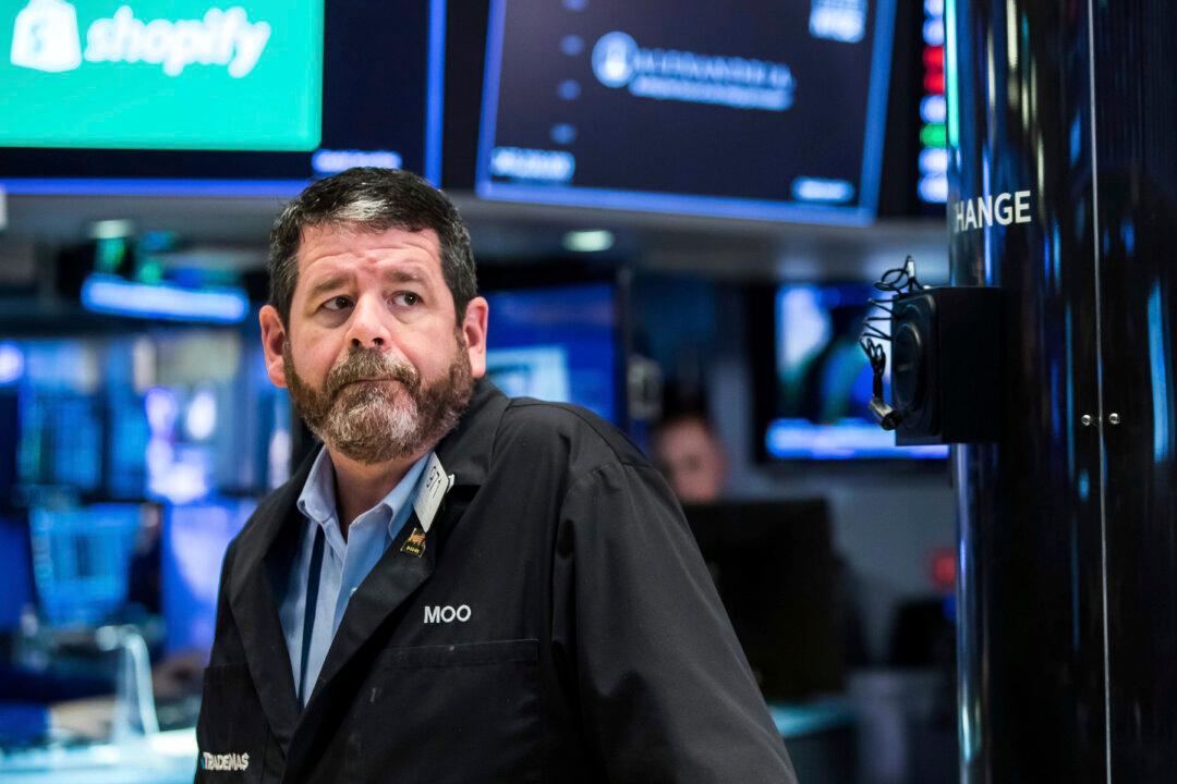 Stocks End Mostly Lower, Extending Losing Streak for S&P 500