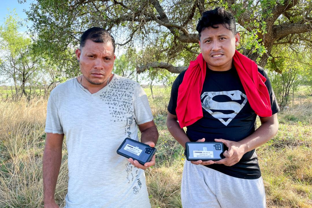 ICE Issues Smartphones to 255,602 Illegal Border-Crossers; Cost Is $89.5 Million a Year