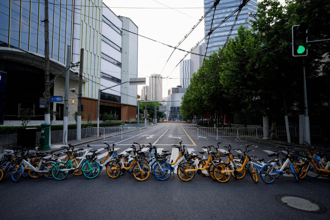 Shanghai Delivery Men Become the New Homeless