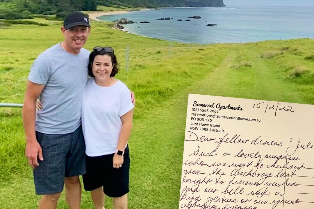 A Pair Celebrating Their 20th Wedding Anniversary Pay for Elderly Couple’s 60th-Anniversary Meal