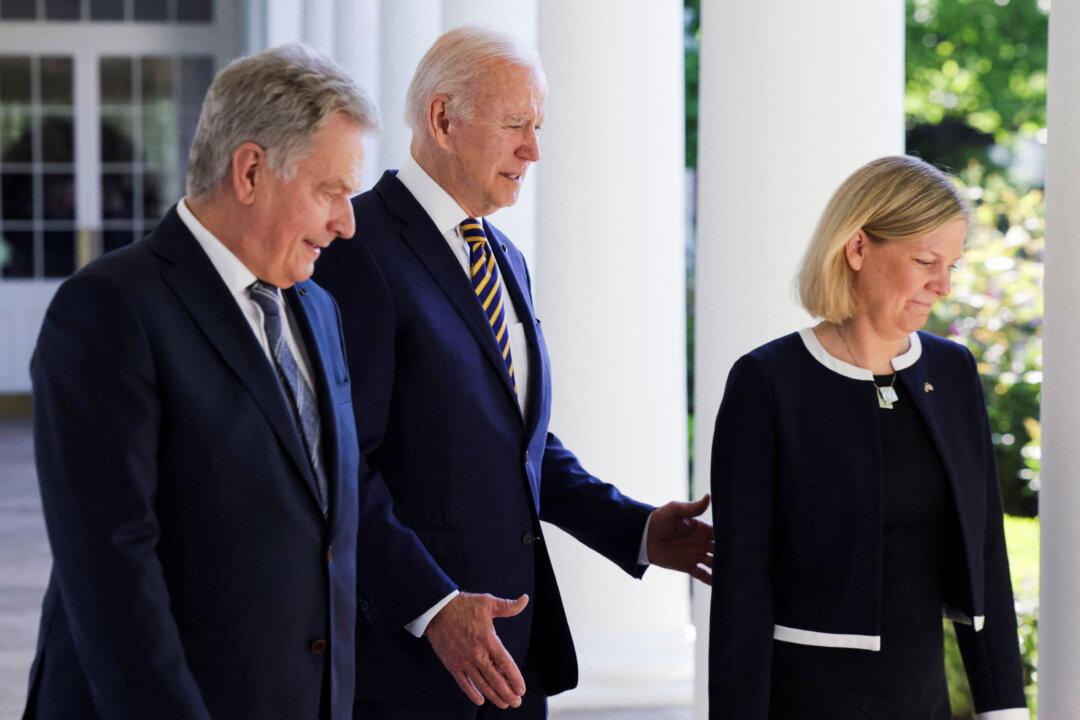 Biden Meets With Finnish, Swedish Leaders, Offers Support for NATO Bids