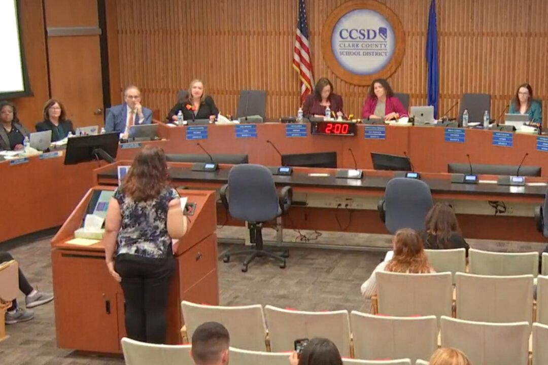 Las Vegas Mother Reads Obscene Content From Daughter’s Assignment, School Board Mutes Her Mic