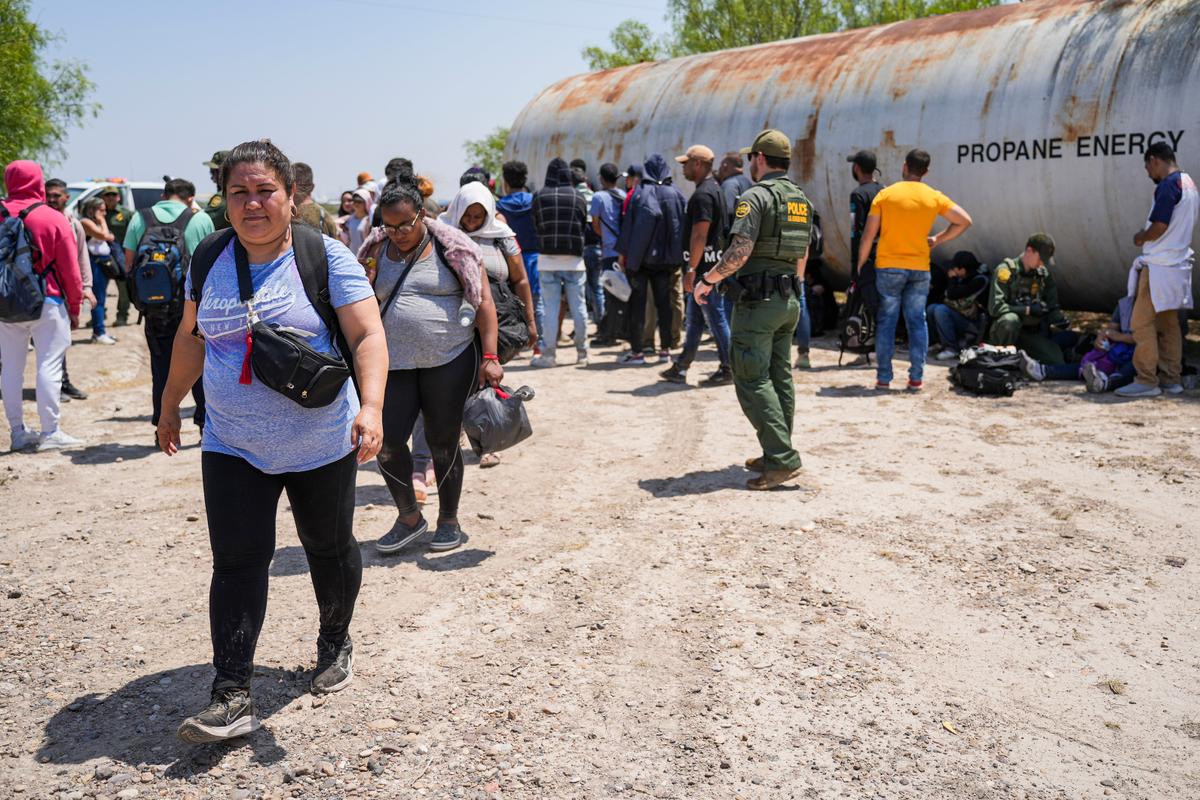 Judge Pauses Order Striking Down Title 42 Border Policy