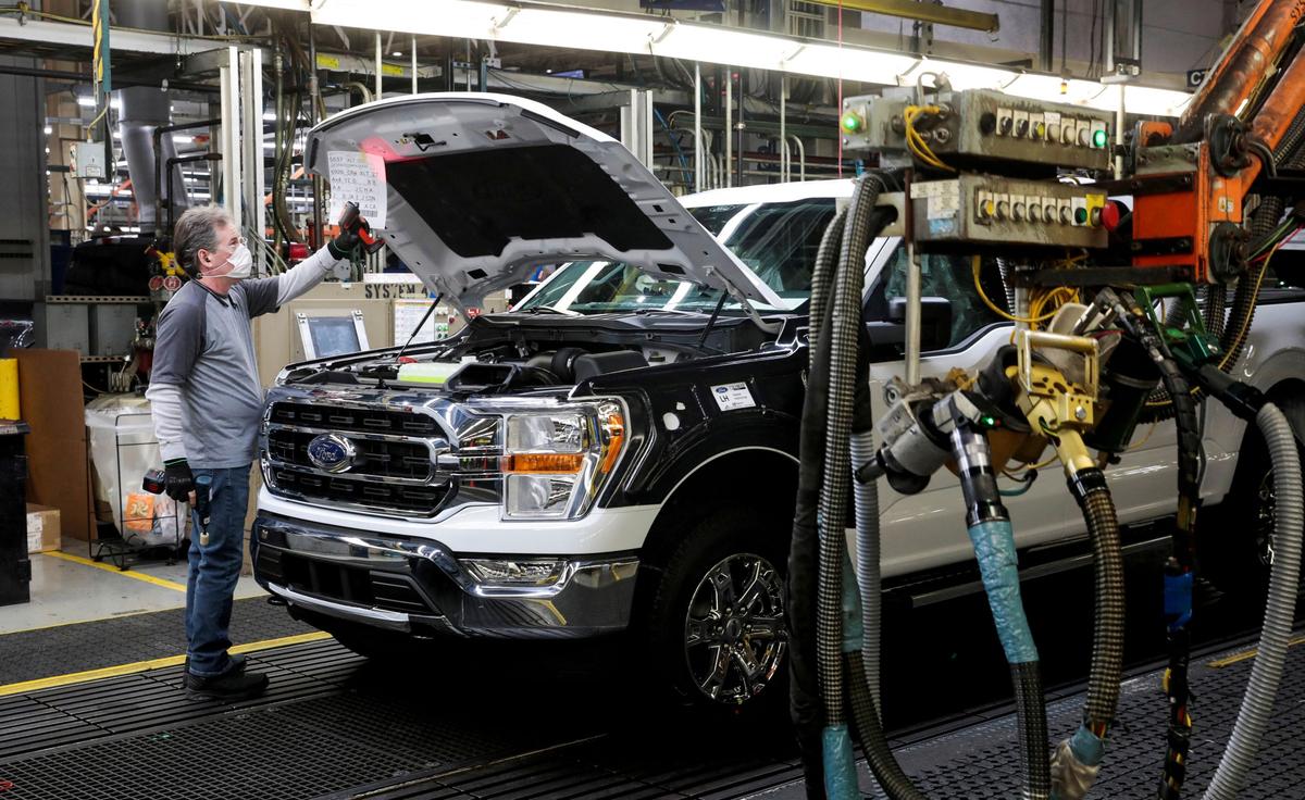 US Manufacturing in July Declined Slowly as Businesses Deal with Excessive Inventory