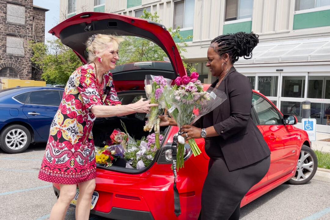 ‘Happy Flower Lady’ Spreads Joy Delivering Donated Flowers