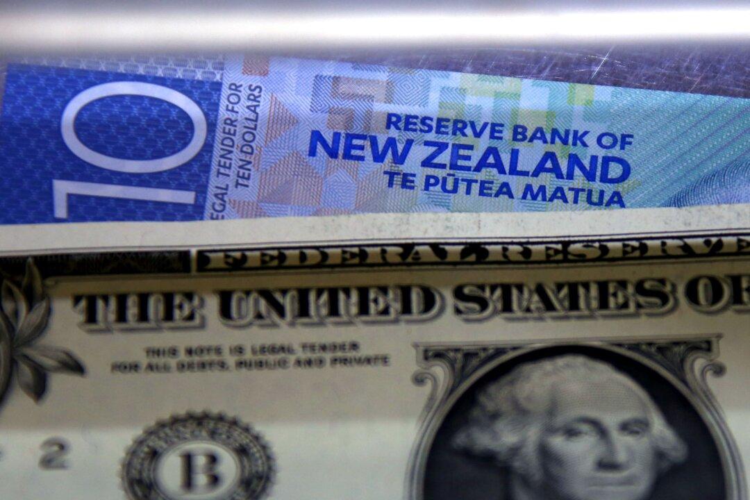 Dollar Off 1-month Low, Kiwi Cedes Post-Rate Hike Gain