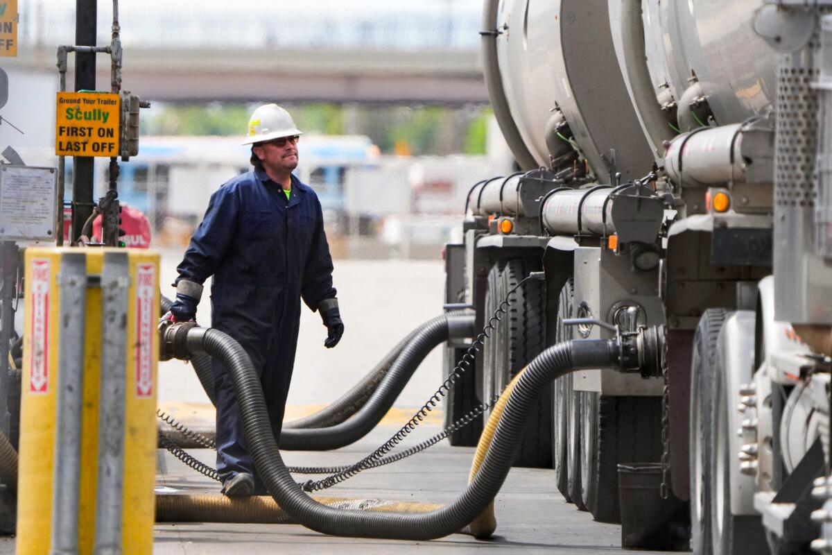 US Refiners Boost Heavy Crude Imports as Biden Threatens Executive Action