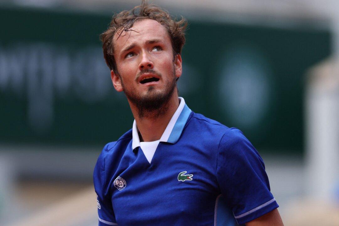 No. 2 Medvedev Wins in Straight Sets