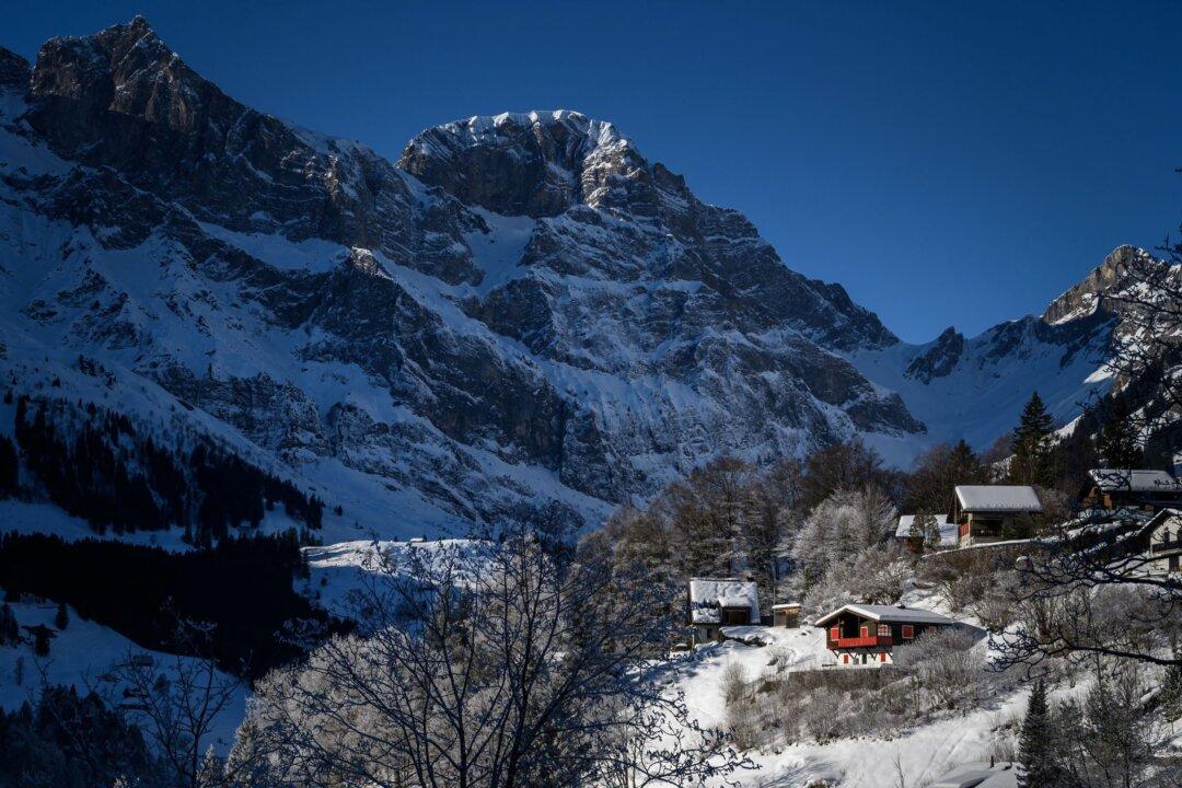 2 Killed, 9 Injured in Ice Fall in Southern Swiss Alps