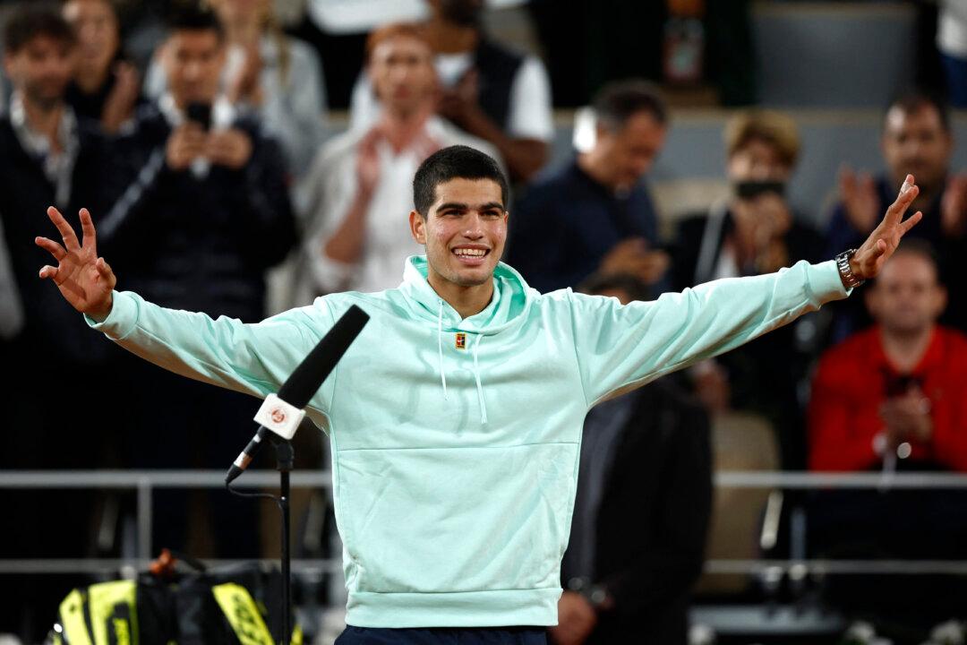 Rising Star Alcaraz Dazzles to Reach Last 16 in Paris