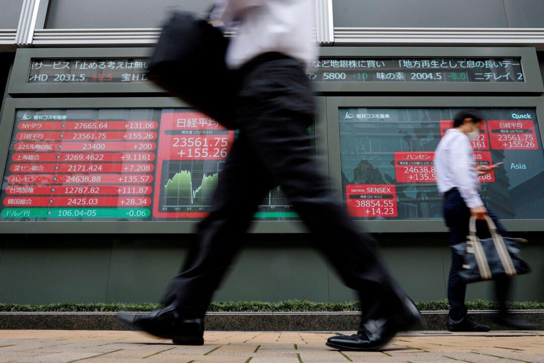 Stocks Rise, Dollar Struggles on Fed Bets