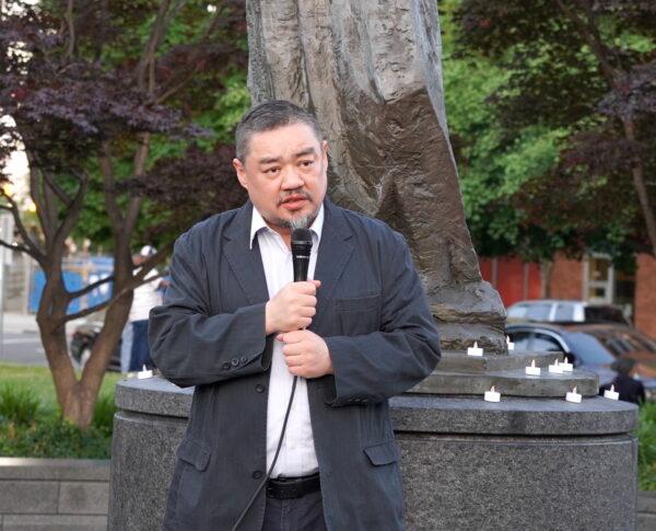 Wu’erkaixi, a student leader during the 1989 democracy movement, at a candlelight vigil mourning the victims of the 1989 Tiananmen Square in Washington D.C., on June 3, 2022. (Terri Wu/The Epoch Times)