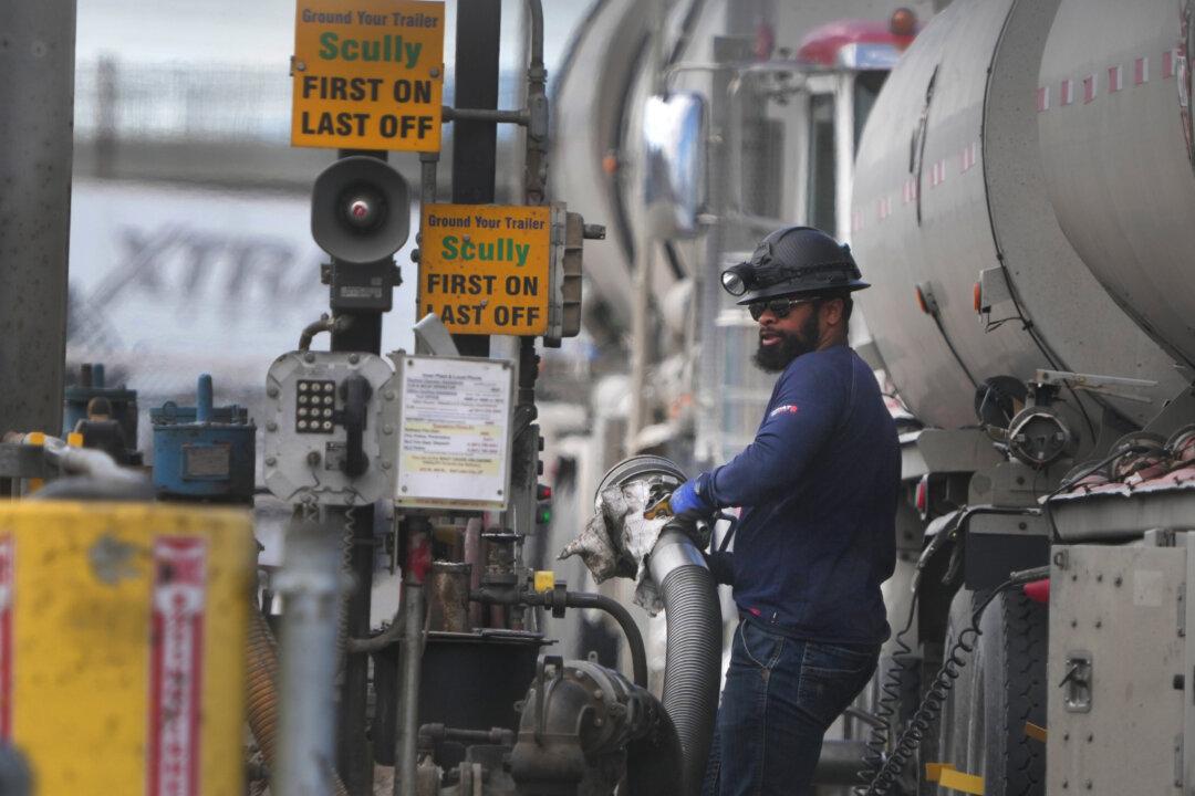 Oil and Coal Jobs Fall Sharply as Washington Promotes Green Energy