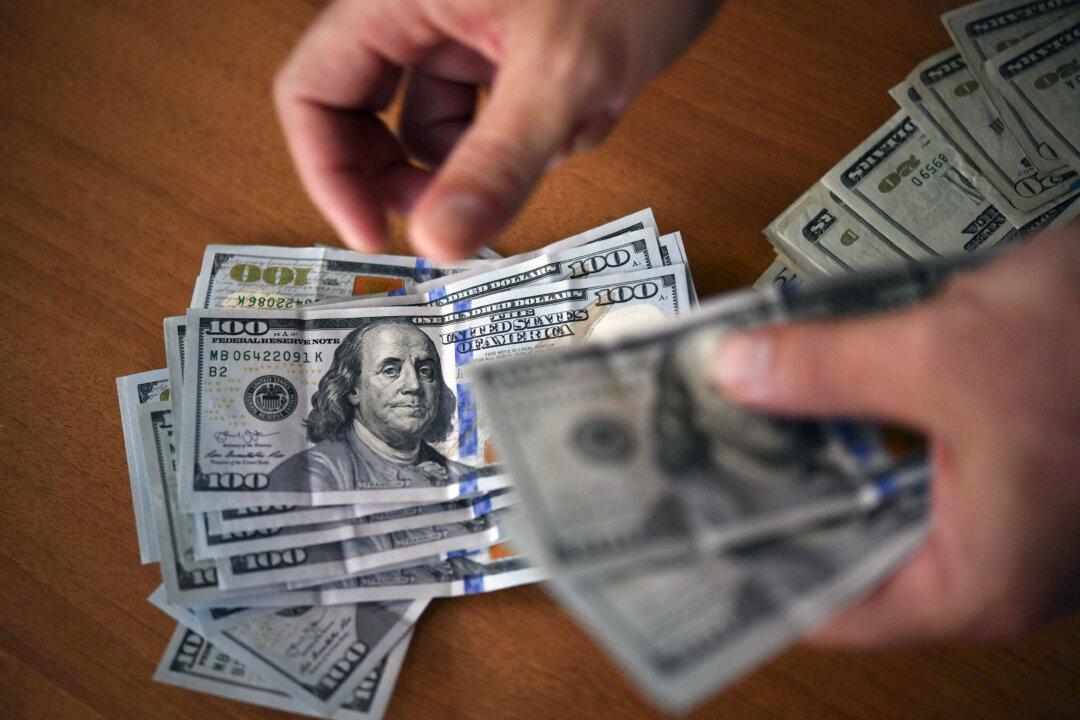 Wealth Across US Households Drops for First Time in 2 Years on Stock Market Declines