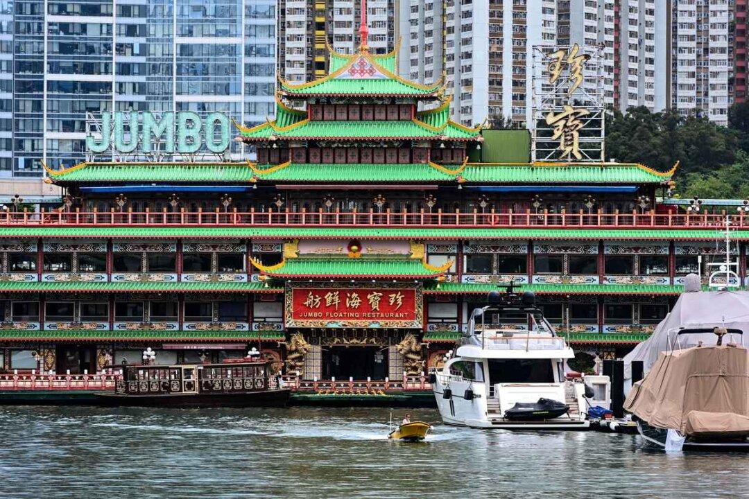 Hong Kong Landmark Where East Meets West: Jumbo Floating Restaurant