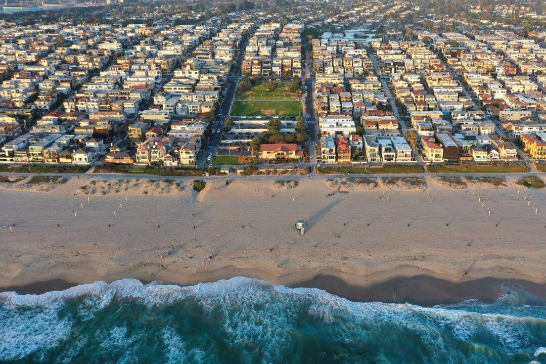 Woman’s Body Found on Manhattan Beach Sand