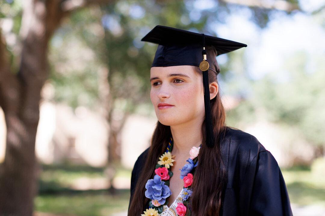 Valedictorian With Nonspeaking Autism Delivers Moving Graduation Speech, ‘God Gave You a Voice. Use It’