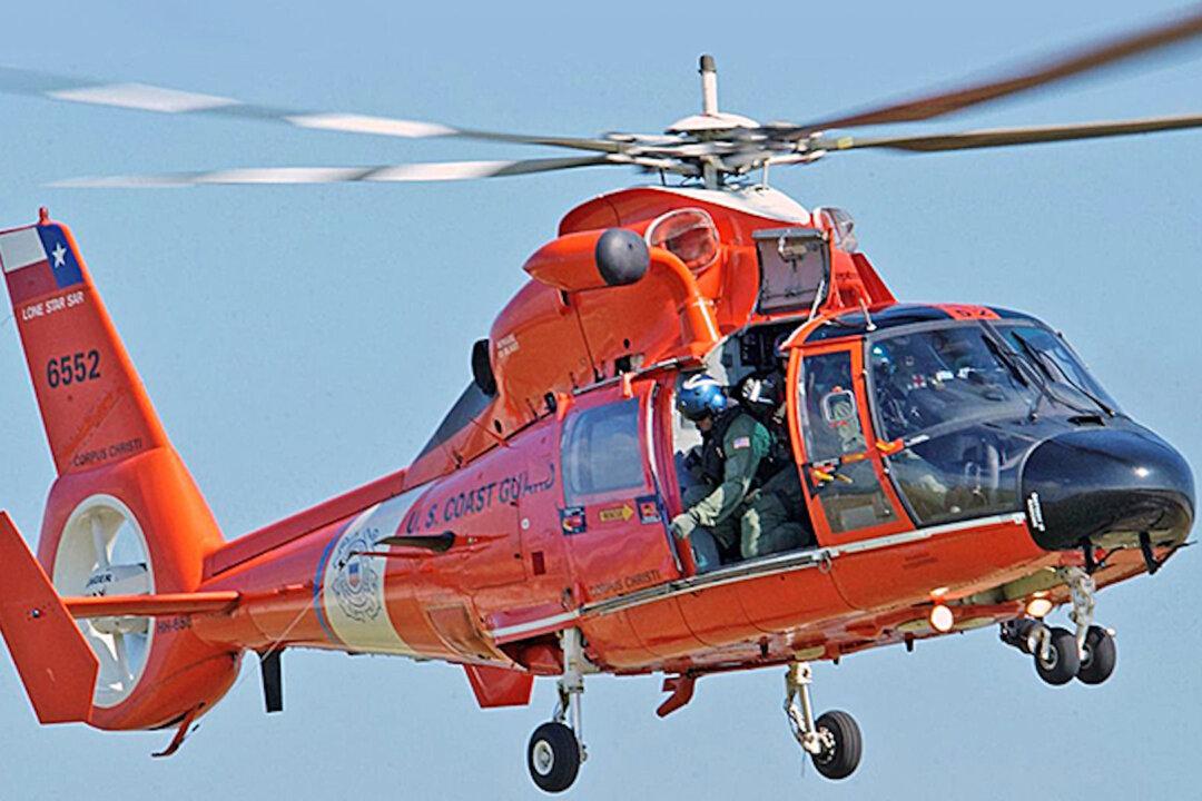 US Coast Guard Rescues 3 US Sailors in Atlantic Ocean