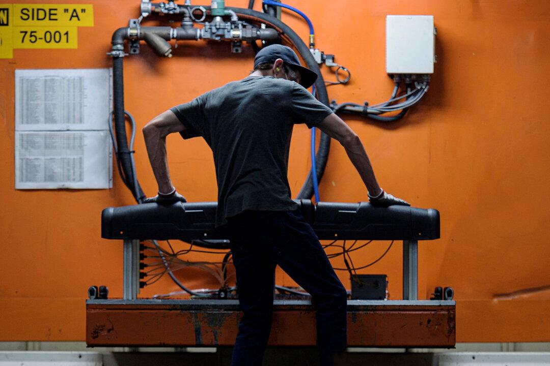 US Manufacturing Slumps to Lowest Level in 3 Years