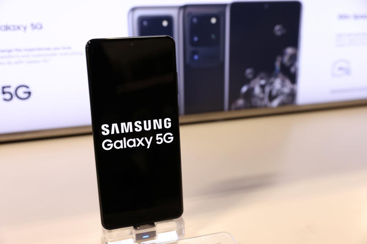 Samsung Beats Apple to Become Top Phonemaker