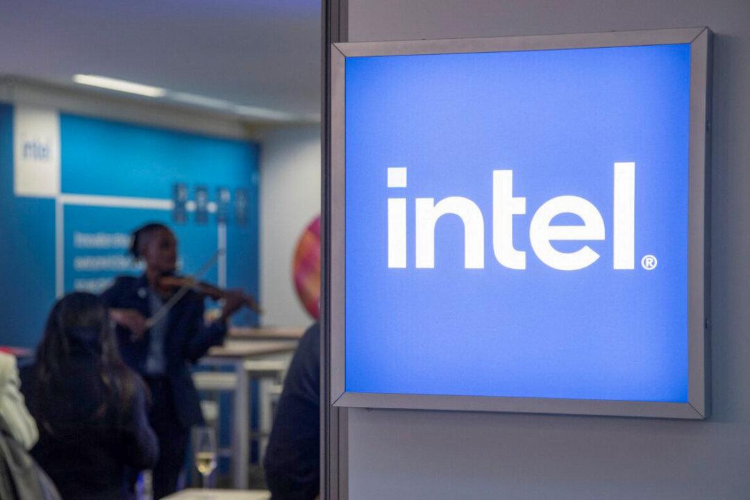 Intel Freezes Hiring in PC Chip Division for at Least 2 Weeks