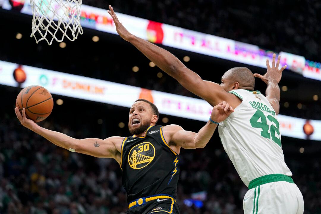 Curry Scores 43 to Beat Boston, Warriors Tie NBA Finals 2–2