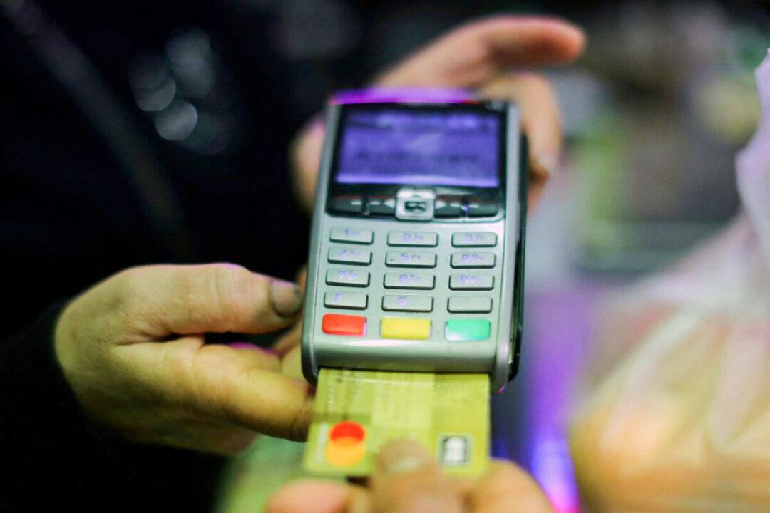 US Banks Finally See Upturn in Credit-Card Borrowing