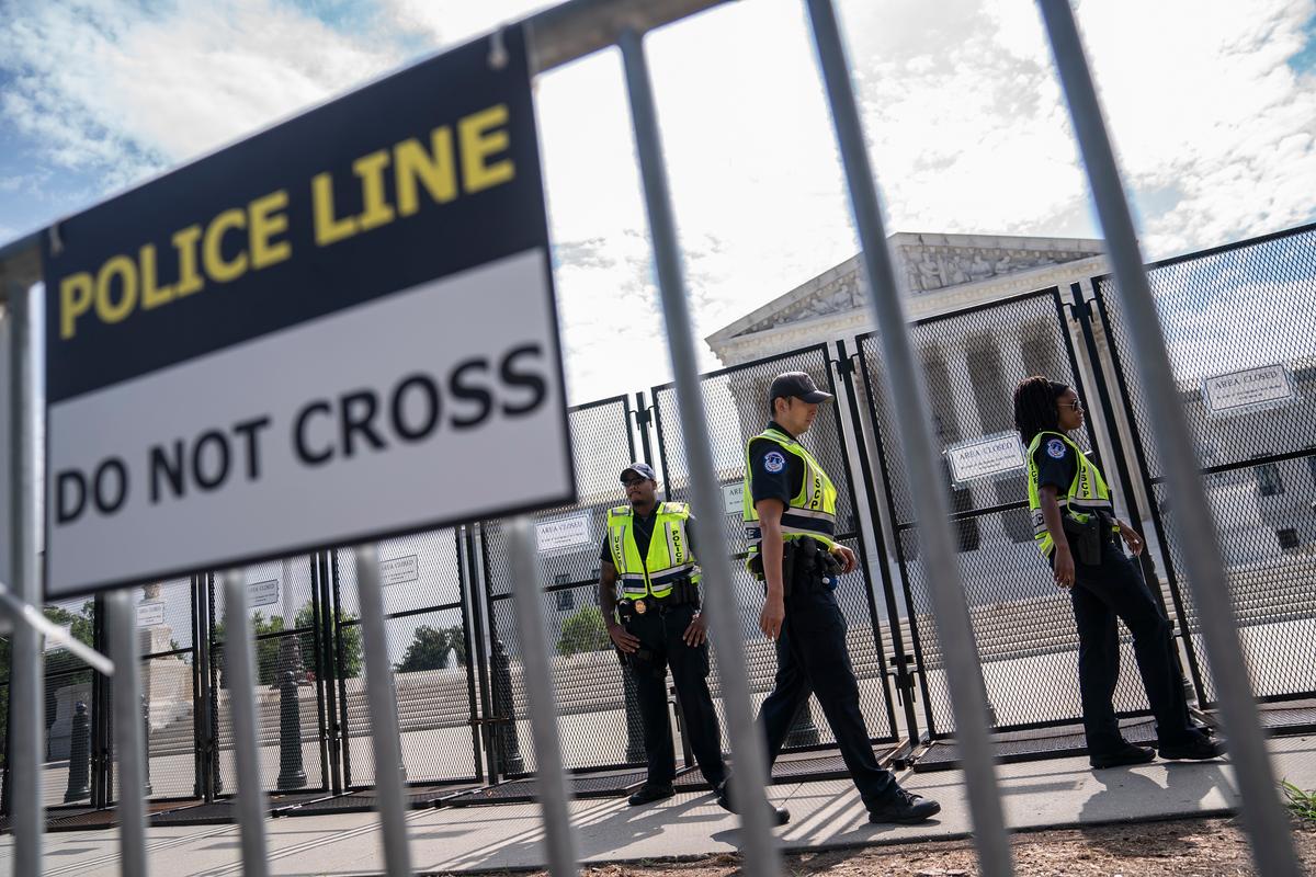 Man Who Set Supreme Court Police Cars Ablaze Given 10-year Sentence