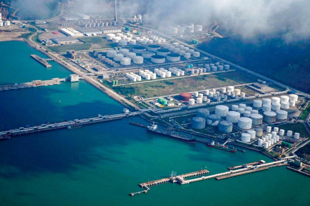 Oil Falls as US Rate Hike Expectations Offset Tight Supply Outlook