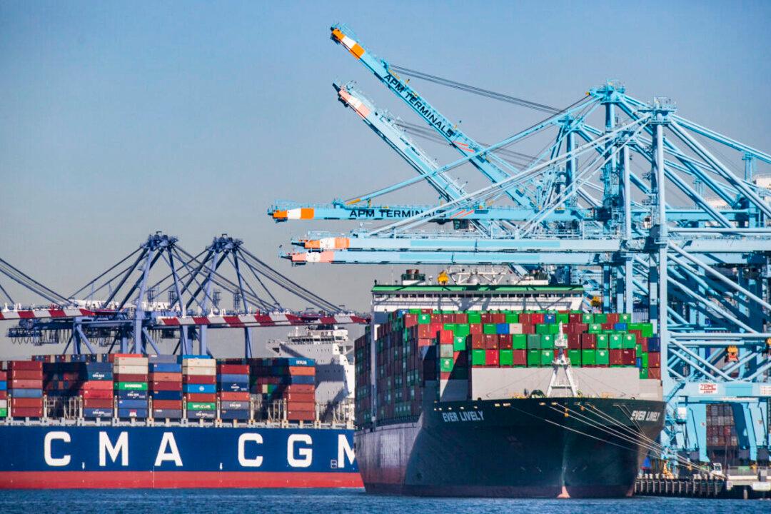 Director Asks Cargo Ships to Return to Port of LA as Numbers Decline