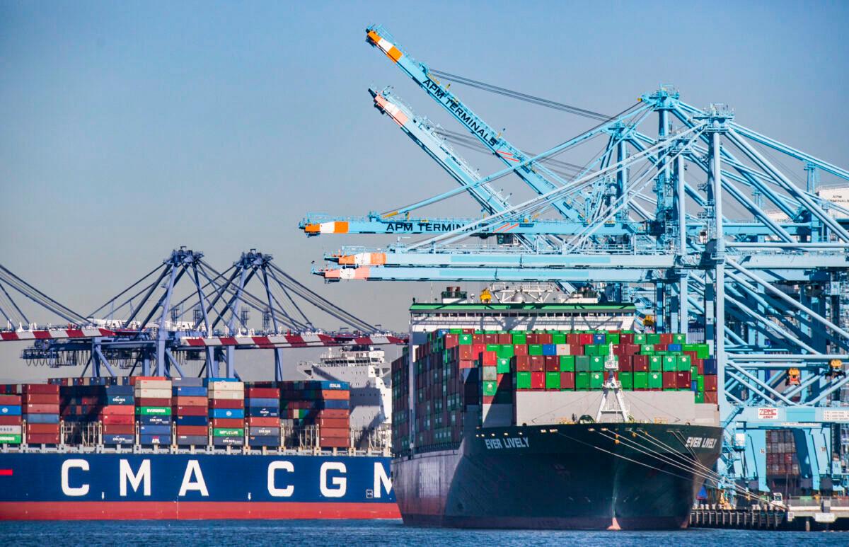 Port of Los Angeles Sees Huge Drop in Imports as Holidays Arrive