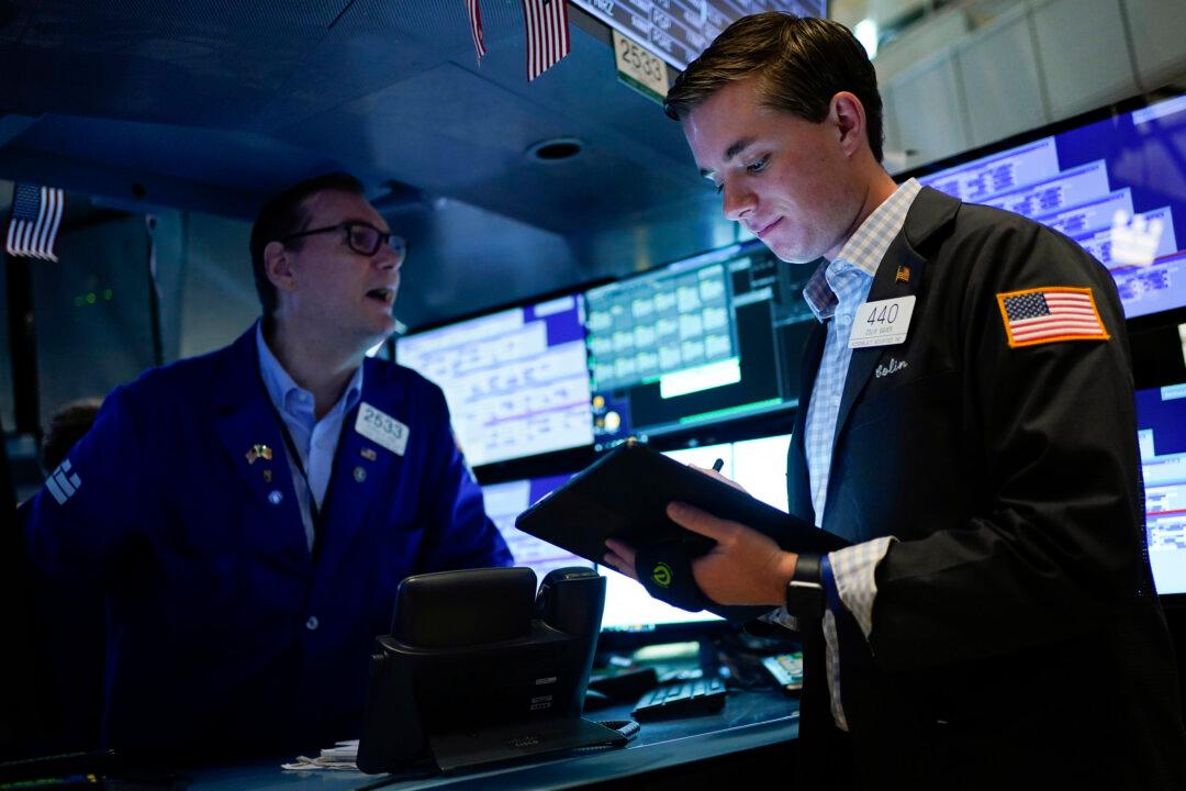 Wall Street Falls as Jobs Data Suggests Fed Hikes Not Over