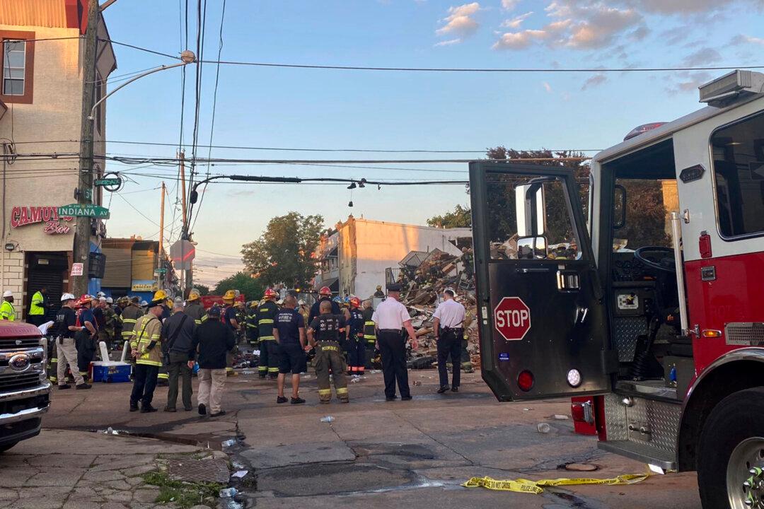 Building Collapse After Fire Kills 1 Firefighter; 5 Injured