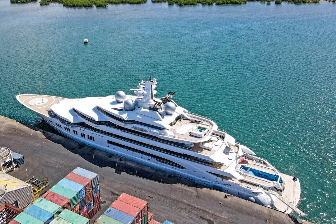 US Wins Case to Seize Russian Superyacht in Fiji, Sails Away
