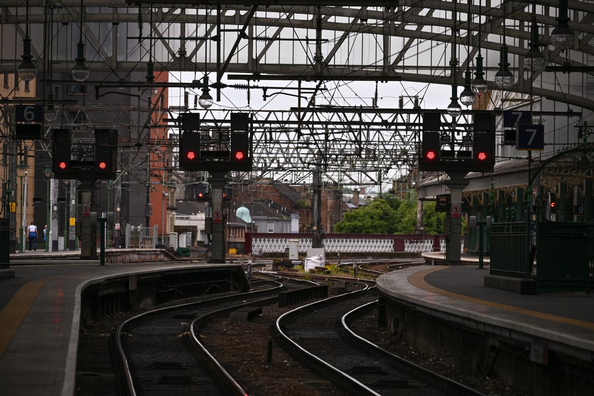 UK Rail Union’s Christmas Strike Plan ‘Incredibly Disappointing’: Downing Street