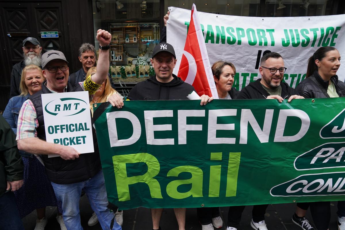 UK Labour MPs Join Rail Strike Picket Lines in Defiance of Leader’s Plea