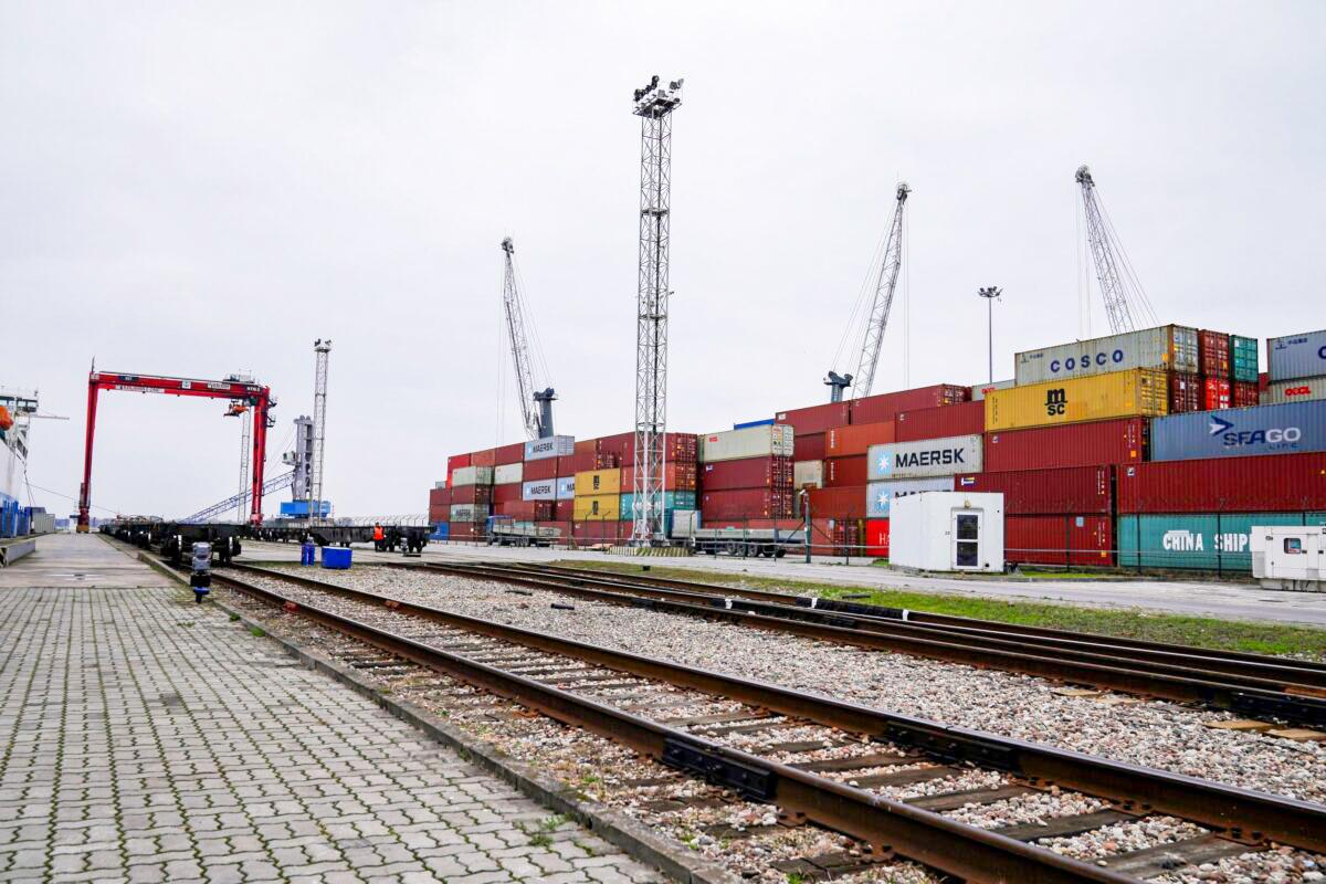 Moscow Fumes After EU Cuts Off Shipments to Baltic Outpost