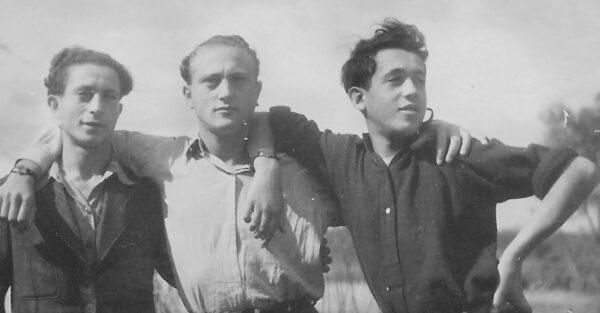 Manny Drukier, (R) with friends during World War II in “Finding Manny.” (Long Trek Home Productions/Screenshot via The Epoch Times)