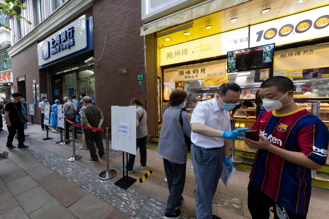 Bank Runs Across China Trigger Complaints About Obtaining Cash