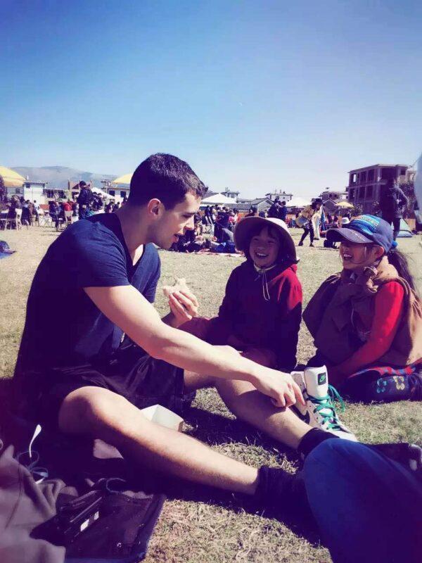 Alex Farley (L) at a local farmer's market in Dali, Yunnan Province in the winter of 2015. (Courtesy of Alex Farley)