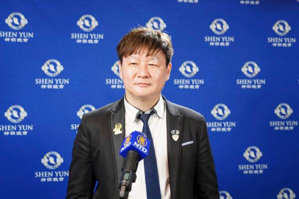 Yang Kun-tso attends Shen Yun Performing Arts at the Kaohsiung Cultural Center in Kaohsiung, Taiwan, on June 21, 2022. (Cheng Shun-li/The Epoch Times)