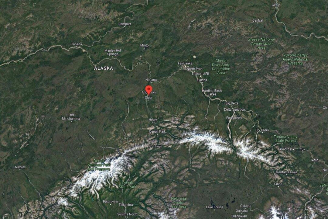 Helicopter Pilot Helping Alaska Firefighters Dies in Crash