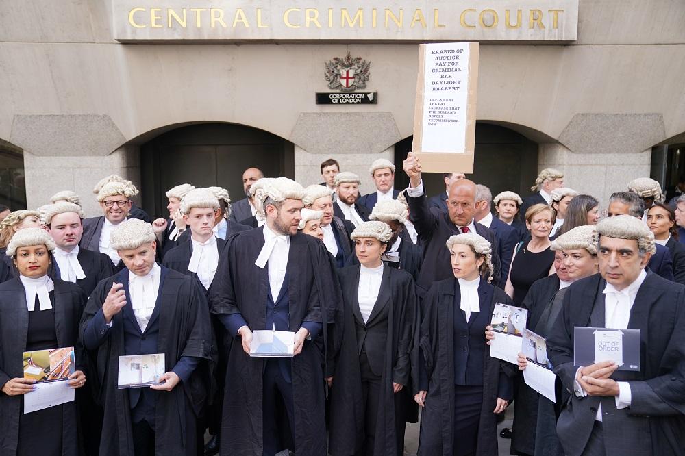 UK Barristers’ Strike Ends as Criminal Lawyers Accept New Government Offer