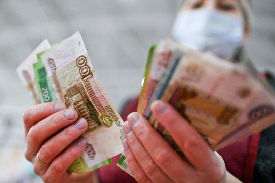 Russia ‘Defaults on Foreign Debt’ for First Time Since 1918 Amid Western Sanctions