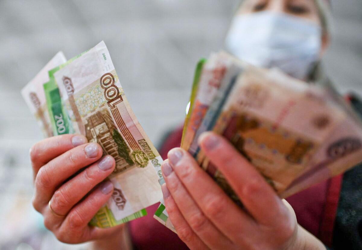 Russia ‘Defaults on Foreign Debt’ for First Time Since 1918 Amid Western Sanctions
