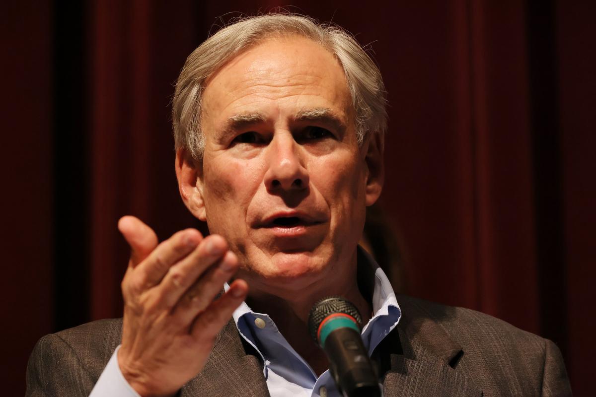 ‘Flat-Out Lying’: Texas Governor’s Office Accuses NYC Mayor After Threat of Lawsuit Over Migrant Buses