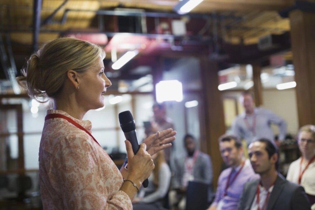 8 Master Tips on How to Get Paid for Public Speaking