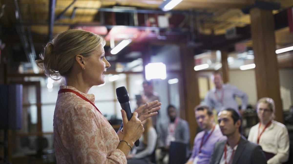 8 Master Tips on How to Get Paid for Public Speaking