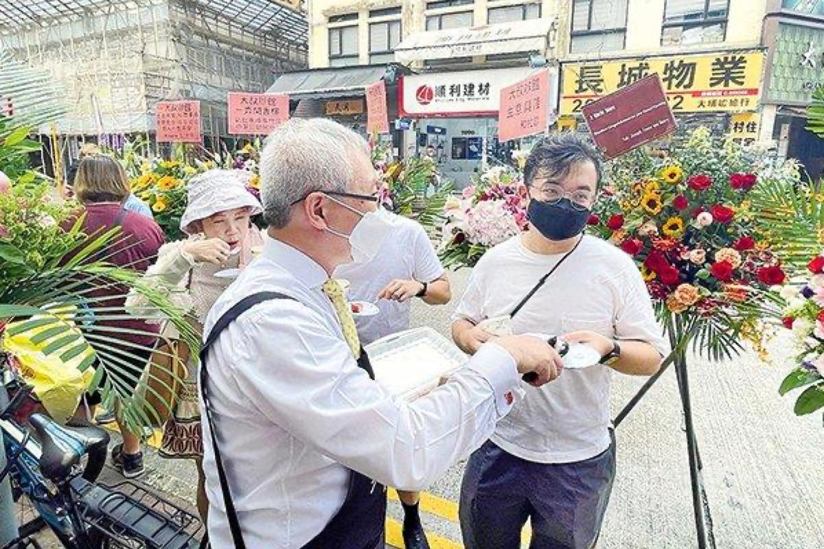 During the interview, the Airport Uncle reminded Hong Kong people: "Since there are people who really don't want to see us, we have to stand out and cause annoyance to them. Everyone must live a good life. To eat well is the first thing to do in order to live a good life." (The Epoch Times)